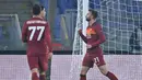 Striker AS Roma, Borja Mayoral (kanan) melakukan selebrasi usai mencetak gol ketiga timnya ke gawang SC Braga dalam laga leg kedua babak 32 Besar Liga Europa 2020/21 di Olimpico Stadium, Kamis (25/2/2021). AS Roma menang 3-1 atas SC Braga dan lolos ke babak 16 Besar. (AFP/Alberto Pizzoli)