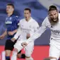 Bek Real Madrid, Sergio Ramos, melakukan selebrasi usai mencetak gol ke gawang Atalanta pada laga Liga Champions di Stadion Alfredo di Stefano, Rabu (17/3/2021). Real Madrid menang dengan skor 3-1. (AP/Bernat Armangue)