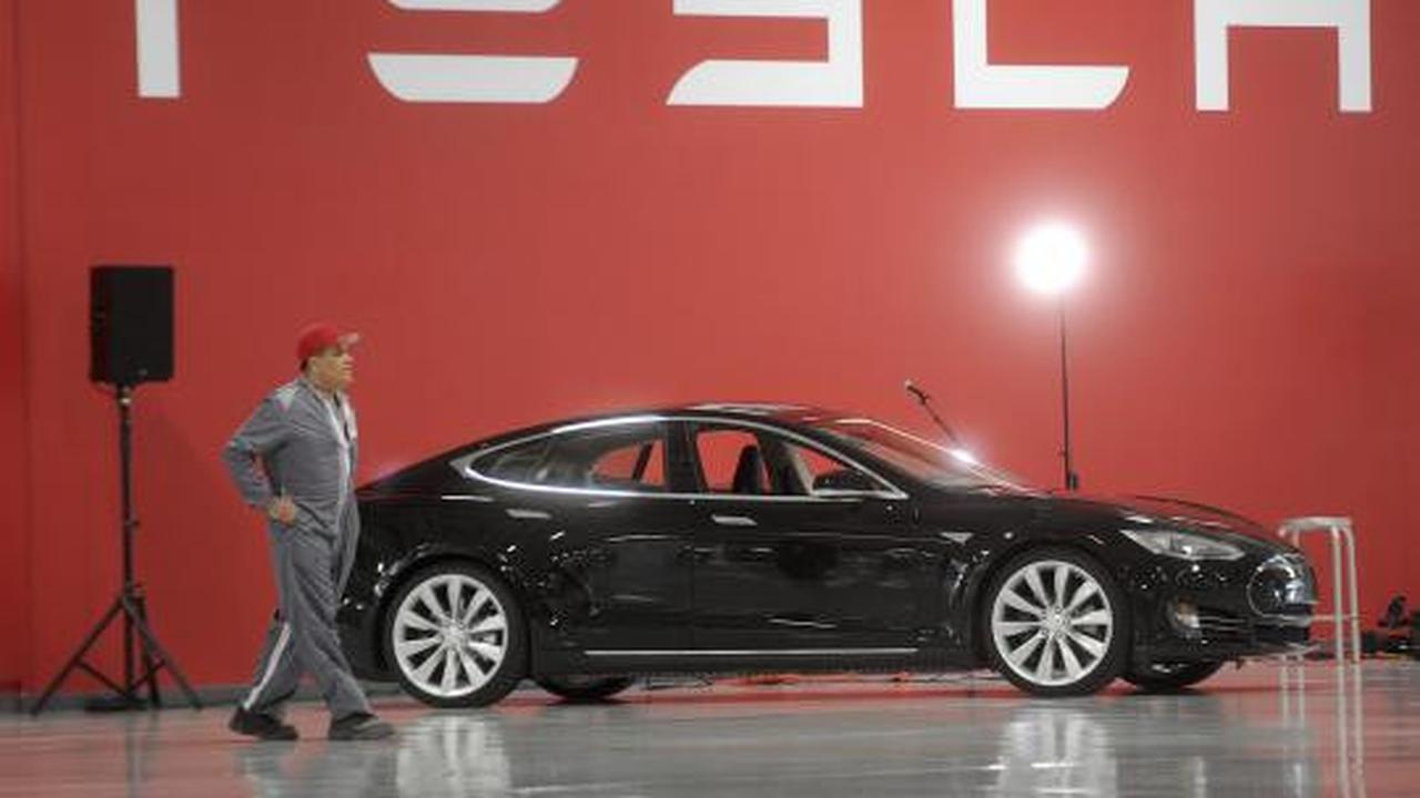 Tesla Model S, sedan sport tenaga listrik resmi dipasarkan.