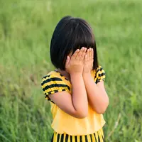 Rasa malu adalah bagian normal dari perkembangan emosional anak. [Dok/freepik.com/jcomp]