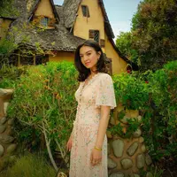 Raline Shah, salah satu artis berparas cantik yang juga cinta terhadap alam semesta. Salah satu buktinya, ia kerap mendaki gunung. Di awal tahun 2020, Raline membawa kabar mengejutkan dengan prestasinya mencapai  puncak Gunung Kilimanjaro. (Instagram/ralineshah)