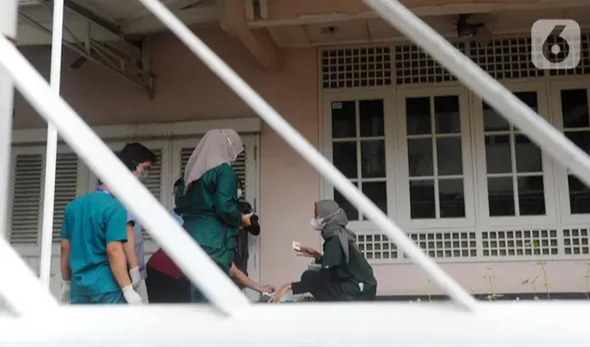 Dalam rumah tersebut, hanya ada dua orang yaitu ibu dan anak bernama Grace (64) dan David (38).