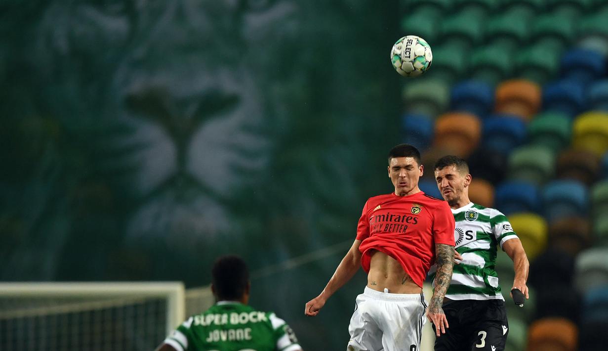 Striker Benfica, Darwin Nunez (kiri) berduel udara dengan bek Sporting Lisbon, Zou dalam laga lanjutan Liga Portugal 2020/21 di Jose Avalade Stadium, Lisbon, Senin (1/2/20201). Benfica kalah 0-1 dari Sporting. (AFP/Patricia De Melo Moreira)