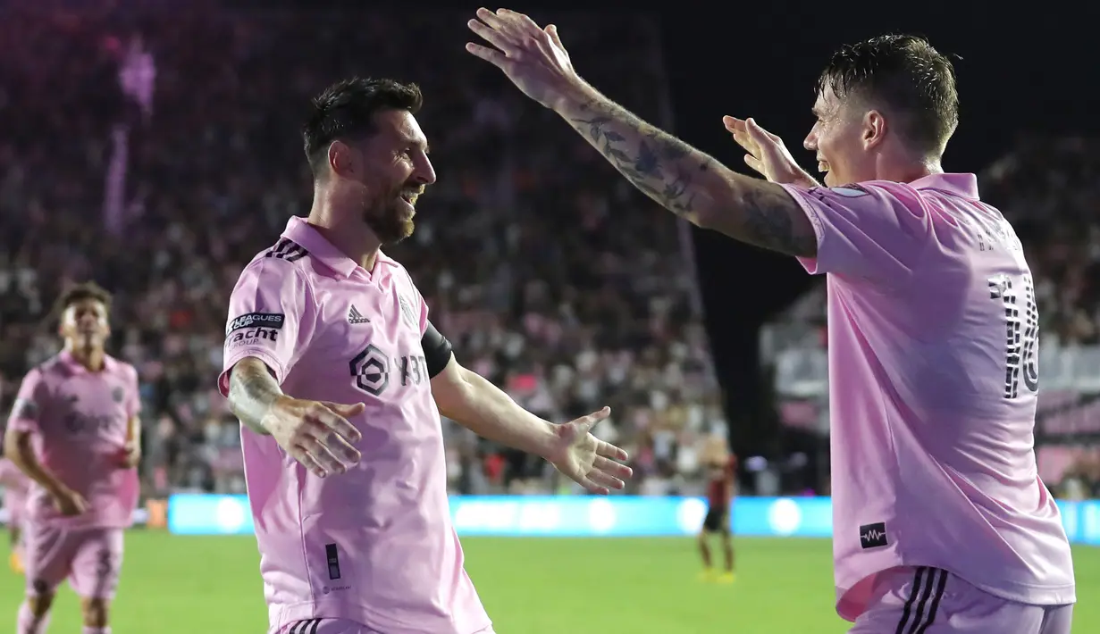 Pemain Inter Miami, Lionel Messi (kiri) melakukan selebrasi bersama rekannya setelah mencetak gol ke gawang Atlanta United pada laga lanjutan Major League Soccer 2023 di DRV PNK Stadium, Florida, Rabu (26/07/2023) pagi WIB. (AFP/Getty Images/Megan Briggs)