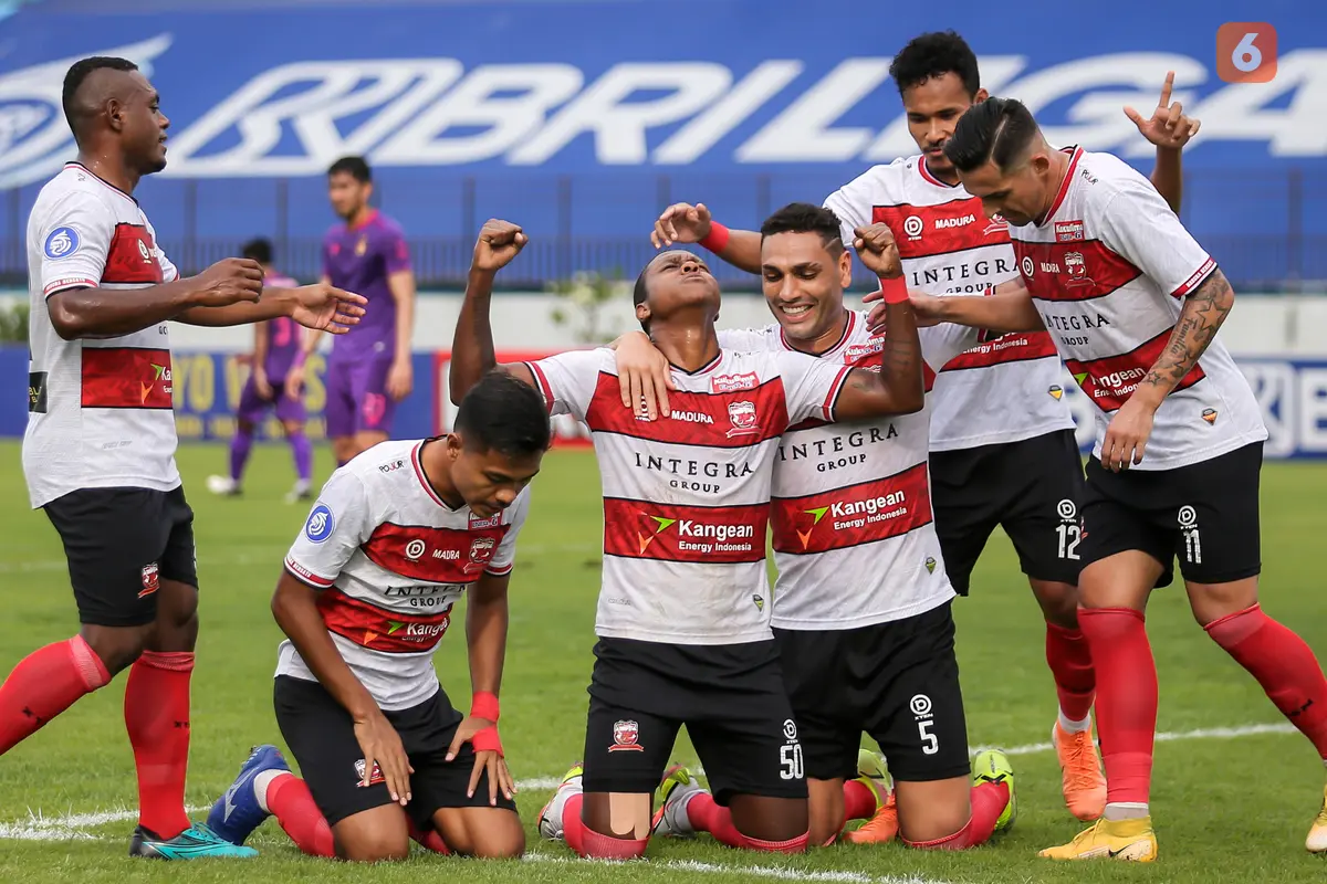 Foto: Dua Gol Bola Mati Jaja ke Gawang Persik Kediri Jauhkan Madura United dari Zona Degradasi di Pekan ke-13 BRI Liga 1