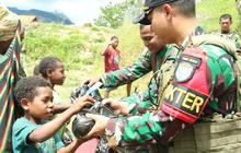 TNI Gelar Pengobatan Gratis dan Bagi Makanan Bergizi di Puncak Jaya