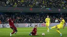 Penyerang Villarreal, Arnaut Danjuma (kanan) mencoba melakukan tembakan ke arah gawang Bayern Munchen pada pertandingan leg pertama perempat final Liga Champions di stadion La Ceramica di Vila-real, Kamis (7/4/2022). Villarreal menang tipis atas Bayern Munchen 1-0. (AP Photo/Alberto Saiz)