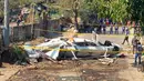 Lokasi jatuhnya Helikopter bell 429 yang membawa kepala polisi Filipina ditutup di San Pedro, selatan Manila, Kamis (5/3/2020). Helikopter yang membawa Kepala Polisi Filipina Jenderal Archie Francisco Gamboa dan beberapa pejabat PNP lainnya itu jatuh sesaat setelah lepas landas. (AP/Aaron Favila)