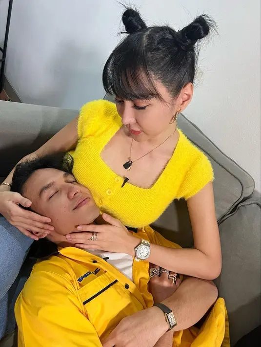 Foto yang satu ini jelas menghebohkan netizen. Kali ini Lucinta Luna berpose manja bersama Jefri Nichol, keduanya kompak mengenakan outfit berwarna kuning. Jefri Nichol berpose tertidur di pangkuan Lucinta Luna. Foto: Instagram.