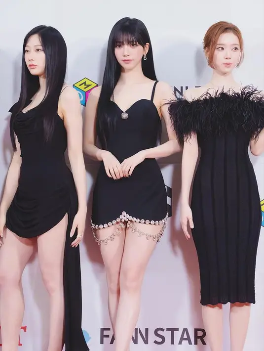 Tampil dalam ansambel serba hitam, visual keempat member yang terdiri dari Karina, Giselle, Winter, dan Ningning itu dipuji cantik dan elegan banget. [Twitter/@AESPAIntl/@TSN_PHOTO]
