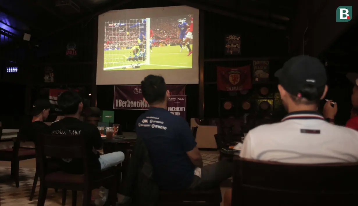 Anggota komunitas United Indonesia menyaksikan tim kesayangannya Manchester United (MU) bertanding menghadapi Everton dalam acara Roaring Night Liga Inggris 2023/2024 di Java Palace Hotel Jababeka, Cikarang, Sabtu (9/3/2024) malam WIB. (Bola.com/Pradipta Rama Baskara)