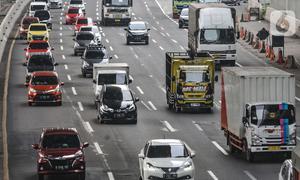 Arus kendaraan saat melintas di ruas Tol Jakarta-Cikampek, Bekasi, Jawa Barat, Kamis (30/12/2021). Sebanyak 143.660 kendaraan tercatat meninggalkan Jakarta lewat empat gerbang tol (GT) utama, antara lain Cikampek Utama, Kalihurip Utama, Ciawi, dan Cikupa. (merdeka/com/Iqbal S Nugroho)