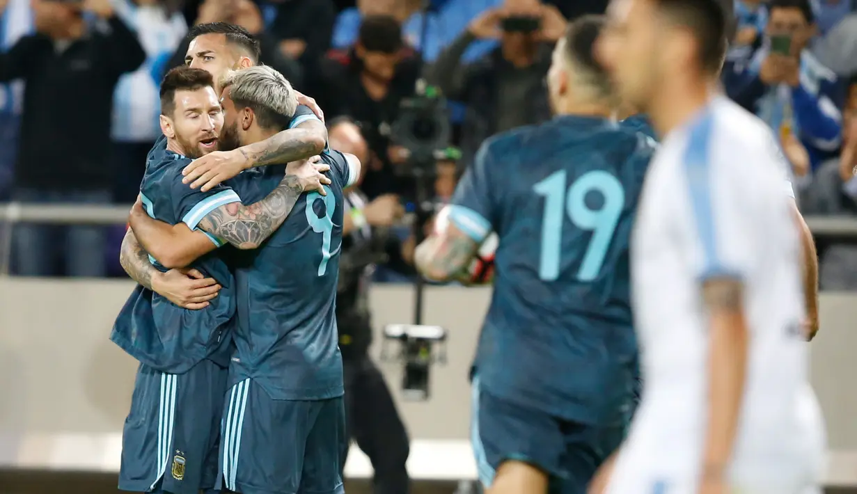 Para pemain timnas Argentina merayakan gol yang dicetak ke gawang timnas Uruguay dalam laga persahabatan di Stadion Bloomfield, Tel Aviv, Israel, Senin (18/11/2019). Skor berakhir 2-2, dengan penalti Lionel Messi menghindarkan timnas Argentina  dari kekalahan. (AP/Ariel Schalit)