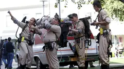 Sejumlah orang mengenakan kostum Ghostbusters berkumpul di Sony Studios, Culver City, California, (2/3). Para penggemar film " Ghostbusters " dikumpulkan untuk melakukan foto bersama. (REUTERS / Mario Anzuoni)