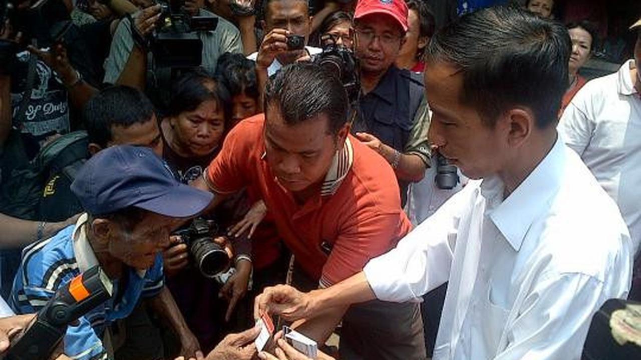 Berkemeja putih, Jokowi bagikan Kartu Jakarta Sehat