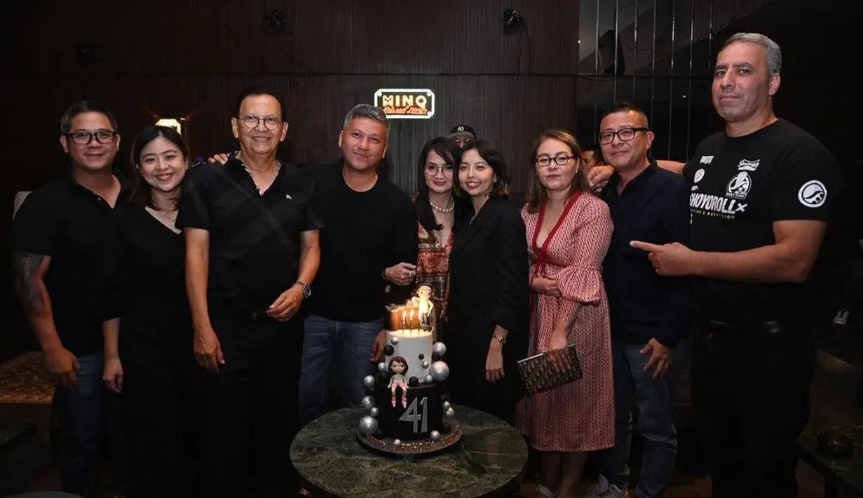 Perayaan ulang tahun Gading Marten ini bertema hitam, dari kue yang berwarna hitam hingga dress code yang dipakai mereka semua serba hitam.