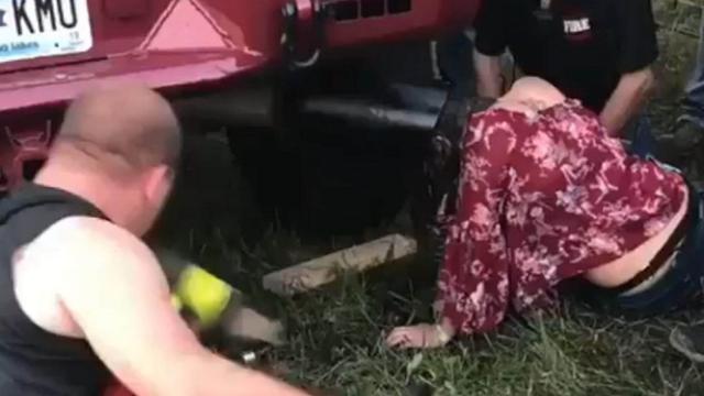 Kepala wanita tersangkut di knalpot