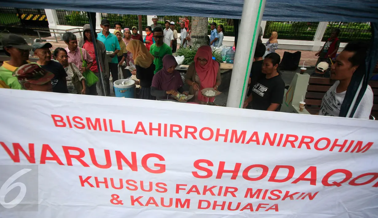 Sebuah warung tenda Shodaqoh ramai dikunjungi pelanggan di kawasan titik nol Km Yogyakarta, Jumat (8/4). Warung yang hanya buka setiap hari Jumat pada pukul 11.00-13.00 WIB ini digratiskan khusus untuk kaum fakir miskin dan dhuafa. (Foto: Boy Harjanto)