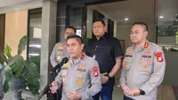 Kapolda Metro Jaya, Irjen Karyoto mendatangi Polres Metro Depok terkait viral KDRT yang ditangani Polres Metro Depok. (Liputan6.com/Dicky Agung Prihanto)