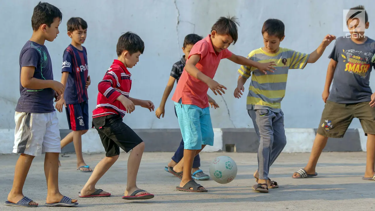 Keceriaan Anak-Anak Pencari Suaka Bermain Bola