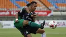 Striker Persik Kediri, Antoni Putro Nugroho (kanan) dijaga ketat bek PS Sleman, Mohammad Bagus Nirwanto dalam laga matchday ke-3 Grup C Piala Menpora 2021 di Stadion Si Jalak Harupat, Bandung, Kamis (1/4/2021). Persik Kediri kalah 0-1 dari PS Sleman. (Bola.com/Ikhwan Yanuar)