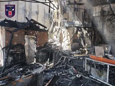 Dalam foto yang disediakan oleh Bomberos/ayuntamiento de Murcia ini, bagian dari interior klub malam yang terbakar terlihat di Murcia, Spanyol tenggara, Minggu 1 Oktober 2023. (Bomberos/ayuntamiento de Murcia, via AP)