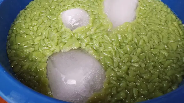 Selama ramadan, es cendol Bandung di Garut, Jawa Barat mendapatkan lonjakan omset penjualan hingga puluhan juta per hari.
