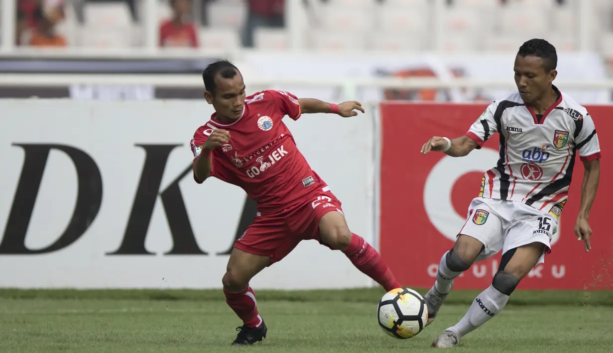 Gelandang Persija Jakarta, Riko Simanjuntak, berusaha merebut bola saat melawan Mitra Kukar pada laga Liga 1 di SUGBK, Jakarta, Minggu (9/12). (Bola.com/Yoppy Renato)