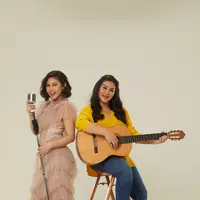 Vanesha dan Sissy berbagi keseruan mengeksplor diri mereka di dapur rekaman. (Dok. Universal Music Indonesia)