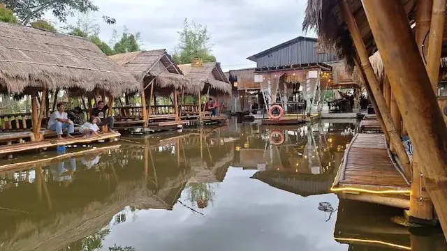 Gubug Makan Apung Suramadu