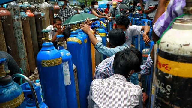 Kasus COVID-19 Melonjak, Warga Myanmar Antre Isi Ulang Oksigen