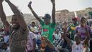Penggemar klub sepak bola Senegal menonton pertandingan laga grup A Piala Dunia 2022 antara Senegal dengan Ekuador, pada layar video yang dipasang di zona penggemar, Dakar, Senegal, Selasa (29/11/2022). Namun, kedudukan skor 1-1 hanya berlangsung sebentar, tiga menit kemudian tendangan Kalidou Koulibaly membuat Senegal kembali memimpin hingga akhir pertandingan. (AP Photo/Leo Correa)