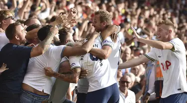 Penyerang Tottenham, Harry Kane (tengah) berselebrasi dengan rekan setimnya usai mencetak gol ke gawang Nottingham Forest pada pertandingan lanjutan Liga Inggris di di stadion City Ground di Nottingham, Inggris, Minggu (28/8/2022). Kane mencetak dua gol dan mengantar Tottenham menang atas Nottingham Forest 2-0. (AP Photo/Rui Vieira)
