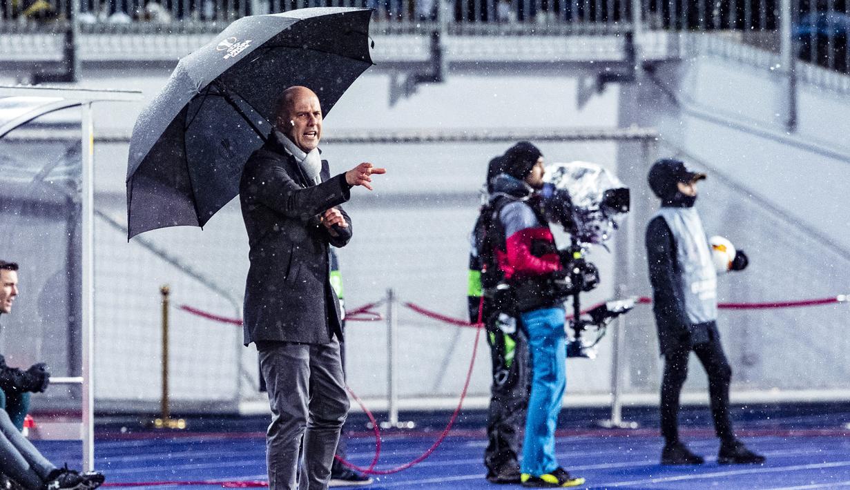 Arne Slot memulai karier sebagai pelatih di PEC Youth pada tahun 2013 setelah pensiun sebagai pemain. Ia kemudian ditunjuk sebagai asisten pelatih di SC Cambuur Leeuwarden dalam dua musim, yaitu 2016/2017 dan 2017/2018. Setelah itu, slot pindah ke AZ Alkmaar sebagai asisten pelatih sebelum naik jabatan sebagai pelatih kepala pada musim 2019/2020. (AFP/APA/Reinhard Eisenbauer)