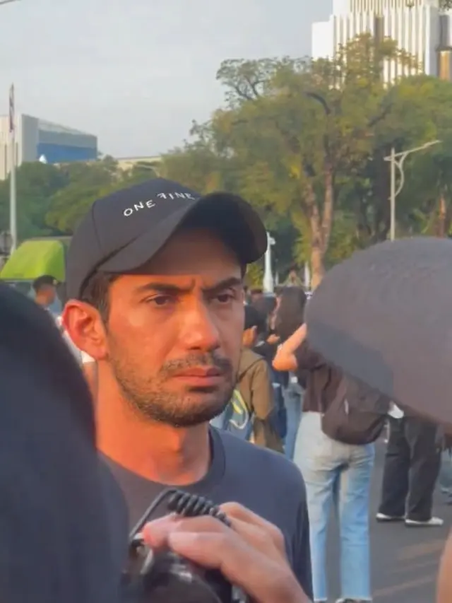 7 Potret Reza Rahadian Usai Ikut Demo Putusan MK, Lanjut Ikut Acara Kamisan di Depan Istana