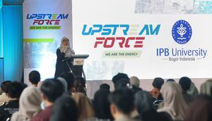Pjs Corporate Secretary PT Pertamina Hulu Energi, Fitri Erika memberikan sambutan saat kegiatan Pertamina Hulu Energi Youth Program: Upstream Force 2025 di IPB University.