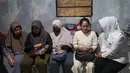 Suasana haru menyelimuti Posko SAR Nasional Carita, Pandeglang, Banten, Kamis (17/9/2026), saat operasi pencarian lima jurnalis dan tiga kru kapal Arupadhatu 1 resmi dihentikan. Keluarga yang telah menanti selama sepuluh hari terlihat menangis dan saling menguatkan. (KLY/Budy Santoso)