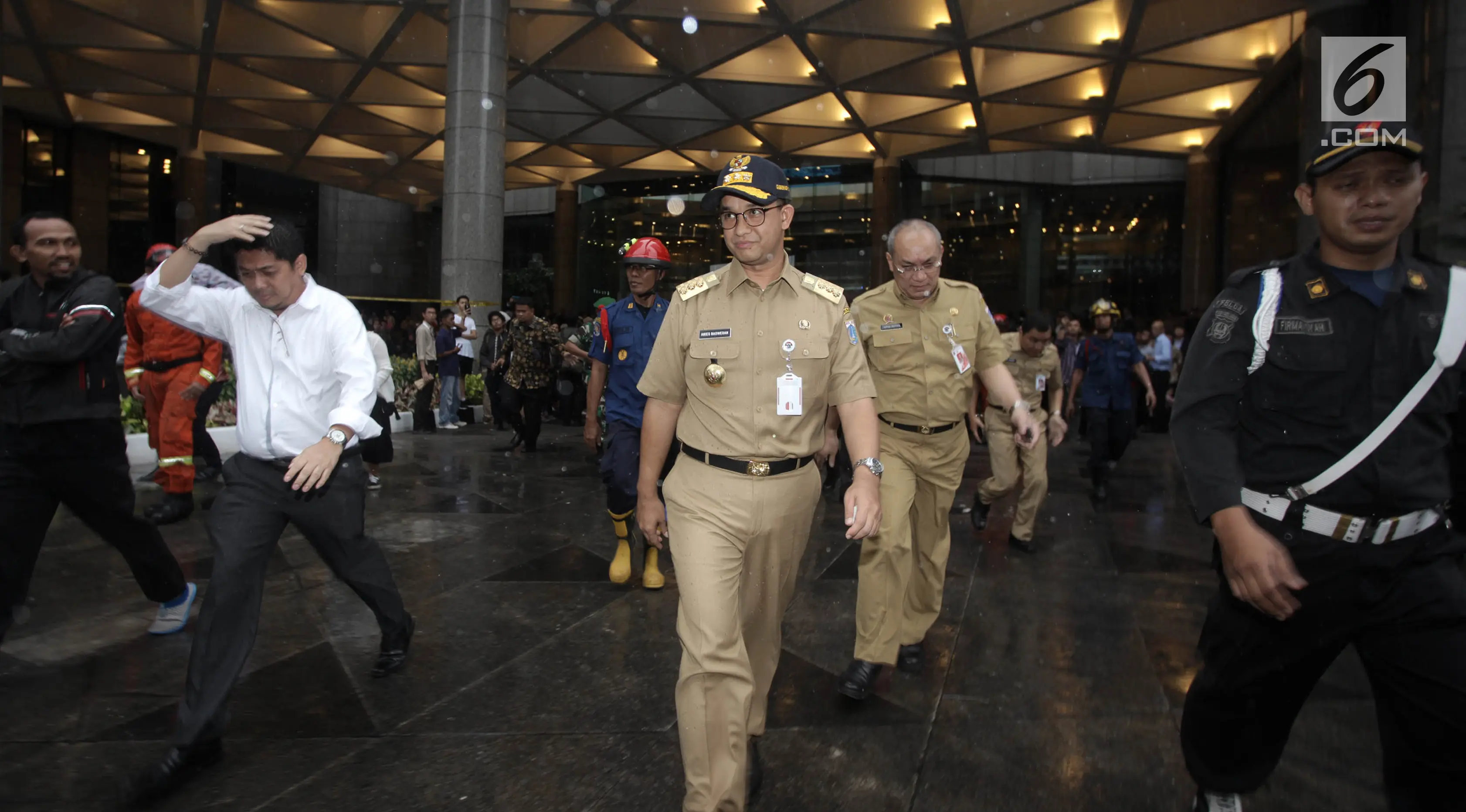 Gubernur DKI Jakarta Anies Baswedan saat meninjau Gedung Bursa Efek Indonesia (BEI), Jakarta, Senin (15/1). Polisi masih menyelidiki insiden ambruknya balkon tersebut. (Liputan6.com/Arya Manggala)