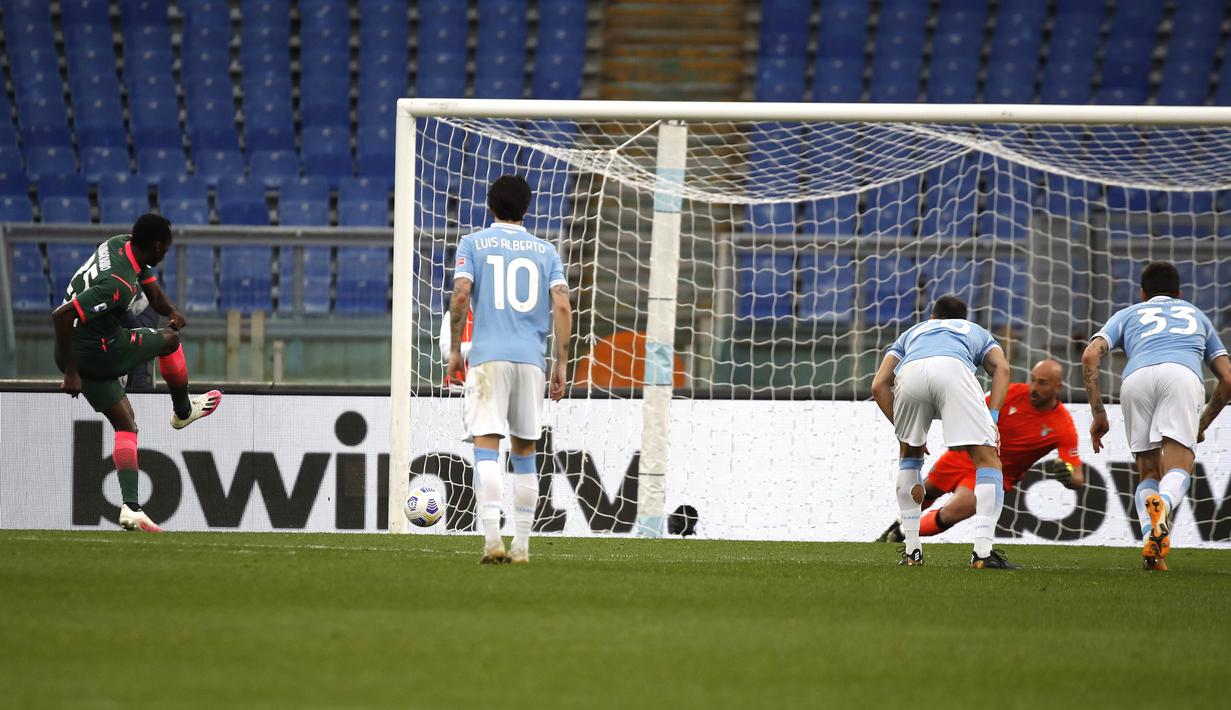 Striker Crotone, Simeon "Simy" Nwankwo (kiri) melakukan eksekusi penalti yang berbuah gol penyeimbang 2-2 ke gawang Lazio dalam laga lanjutan Liga Italia 2020/2021 pekan ke-27 di Olimpico Stadium, Roma, Jumat (12/3/2021). Crotone kalah 2-3 dari Lazio. (AP/Alessandra Tarantino)