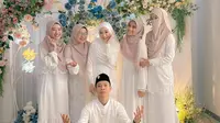 "Saya terima nikah dan kawinnya Larissa Gunawan dengan mas kawin  tersebut tunai,"  kata Ikram. Saksi pun mengucapkan 'sah'.  [Instagram/larissachou]