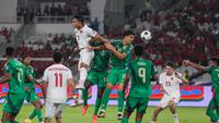 Pemain Timnas Indonesia, Rizki Ridho (kiri) berduel udara dengan pemain Arab Saudi, Saud Abdulhamid dan Faisal Al-Ghamdi pada laga lanjutan putaran ketiga Grup C Kualifikasi Piala Dunia 2026 di Stadion Utama Gelora Bung Karno (SUGBK), Senayan, Jakarta, Selasa (19/11/2024). (Bola.com/Abdul Aziz)