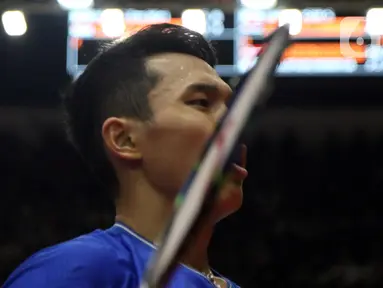 Pebulutangkis Indonesia, Jonatan Christie saat melawan Wang Tzu Wei (China Taipei) pada babak kedua tunggal putra Indonesia Masters 2020 di Istora GBK, Jakarta, Kamis (16/1/2020). Jonatan unggul 21-15 21-15 dan melangkah ke babak perempat final. (Liputan6.com/Helmi Fithriansyah)