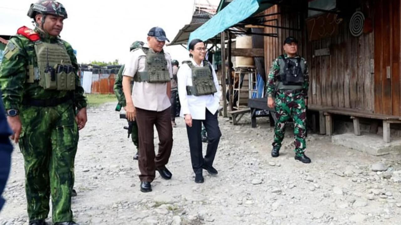 VIDEO: Aksi Sembilan Polwan Bersenjata Lengkap Operasi Damai Cartenz Kawal Sri Mulyani di Papua