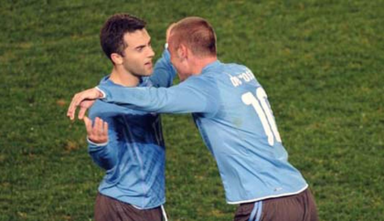 Gelandang Daniele de Rossi turut bergembira atas gol ketiga Italia yang dilesakkan Giuseppe Rossi ke gawang AS dalam pertandingan Piala Konfederasi AS vs Italia pada 15 Juni 2009 di Loftus Versfeld Stadium, Pretoria. AFP PHOTO/VINCENZO PINTO
