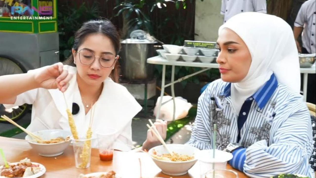 Pesona Duo Cantik Nagita Slavina Bareng Anak Menteri Jajan Mi Ayam Sampai Kue Cubit, Tetap Berkelas!