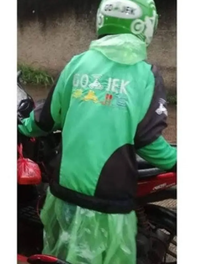 Momen Kocak Saat Driver Ojek Online Kehujanan Ini Bikin Ketawa