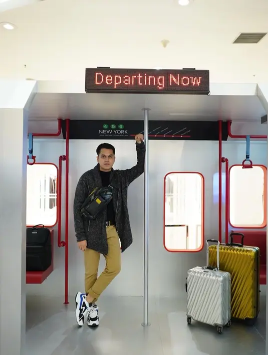 Kevin juga menceritakan gaji pertamanya saat membintangi iklan tersebut. Dengan bayaran yang terbilang kecil, namun Kevin harus syuting dari pagi buta hingga larut malam. (Instagram/kevinjulio1993)