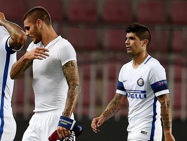 Pemain Inter Milan terlihat kecewa usai kalah dari Sparta Praha pada laga kedua Grup K Liga Europa di Generali Arena, Jumat (30/9/2016) dini hari WIB. (EPA/Filip Singer)