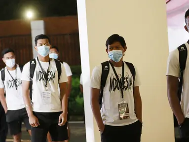 Pemain Timnas Indonesia saling menjaga jarak saat tiba di Stadion Madya, Jakarta. (Foto: Bola.com/M. Iqbal Ichsan)