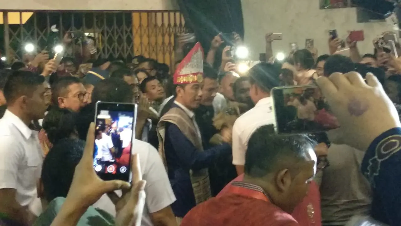 Presiden Jokowi diserbu emak-emak di Medan